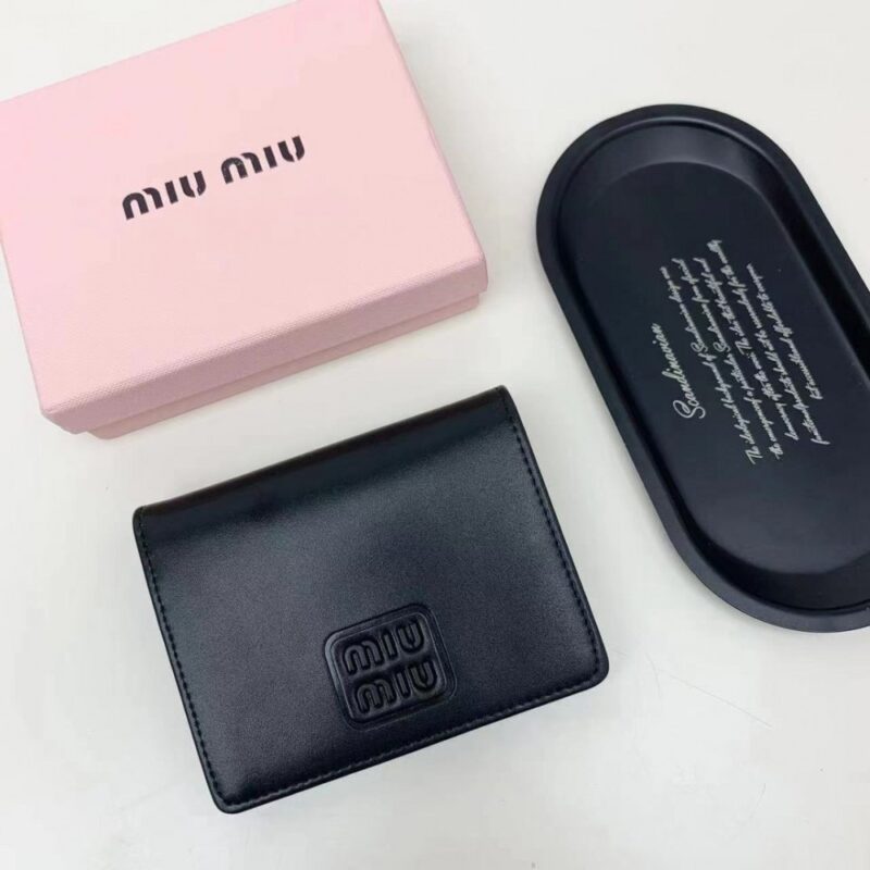 【AT2652】miumiuの最新コレクションが熱い登場！上質な牛革を使用し、繊細な仕上げが施された、お店と同様の品質！多機能な小さな財布で、超繊細でおしゃれ！