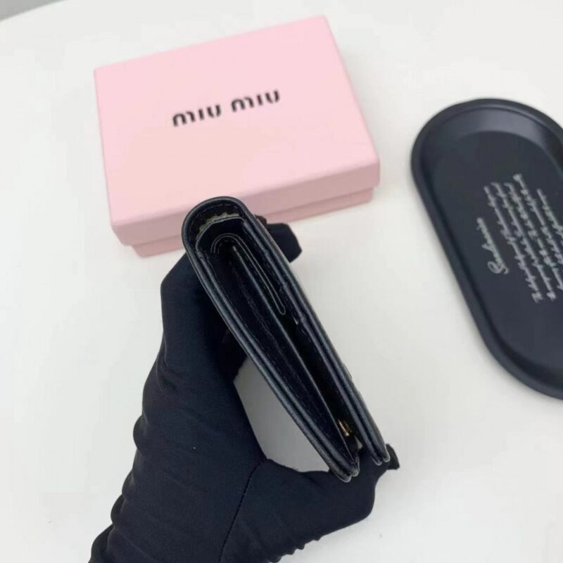 【AT2652】miumiuの最新コレクションが熱い登場！上質な牛革を使用し、繊細な仕上げが施された、お店と同様の品質！多機能な小さな財布で、超繊細でおしゃれ！