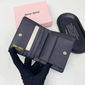 【AT2652】miumiuの最新コレクションが熱い登場！上質な牛革を使用し、繊細な仕上げが施された、お店と同様の品質！多機能な小さな財布で、超繊細でおしゃれ！