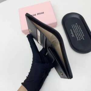 【AT2652】miumiuの最新コレクションが熱い登場！上質な牛革を使用し、繊細な仕上げが施された、お店と同様の品質！多機能な小さな財布で、超繊細でおしゃれ！