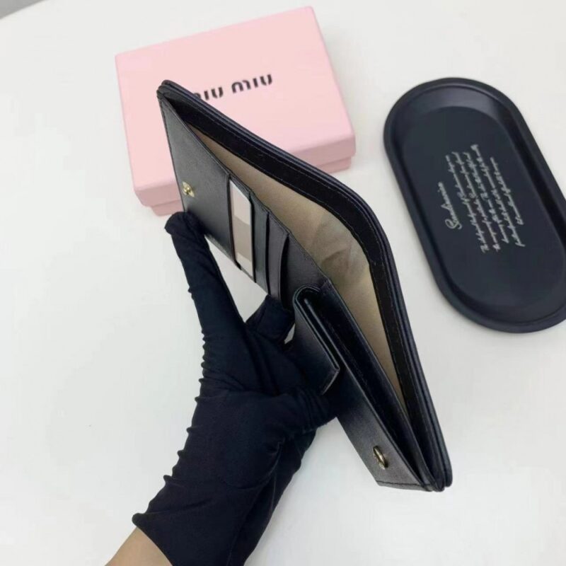 【AT2652】miumiuの最新コレクションが熱い登場！上質な牛革を使用し、繊細な仕上げが施された、お店と同様の品質！多機能な小さな財布で、超繊細でおしゃれ！
