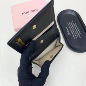 【AT2652】miumiuの最新コレクションが熱い登場！上質な牛革を使用し、繊細な仕上げが施された、お店と同様の品質！多機能な小さな財布で、超繊細でおしゃれ！