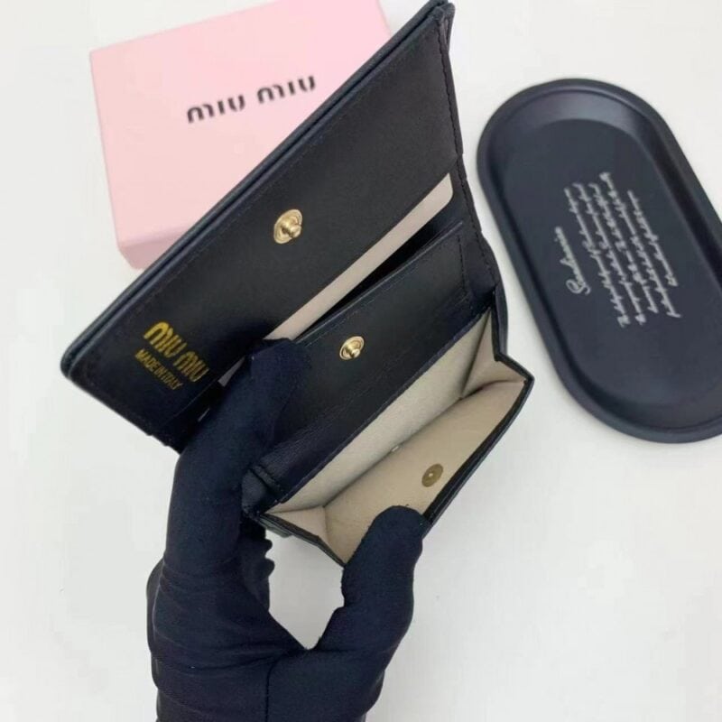 【AT2652】miumiuの最新コレクションが熱い登場！上質な牛革を使用し、繊細な仕上げが施された、お店と同様の品質！多機能な小さな財布で、超繊細でおしゃれ！