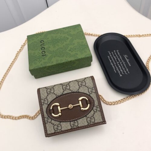 【AT2653】これはGucciの最新モデルで、表と裏の両方に上質なカーフスキンを使用しています。手の込んだ作りで、カードスロットがたくさん付いています。超薄型のデザインで持ち運びが便利で、小さくて精巧でおしゃれです。凹凸のある形状は必需品です！