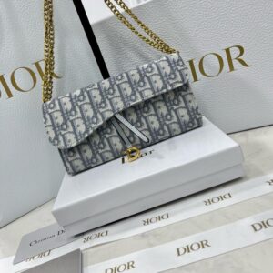 【AT2655】Diorのカウンターと同期された、カウンター品質の最高級輸入牛革、海外での受注生産のキーホルダー金具、丁寧なオイル仕上げの技術。