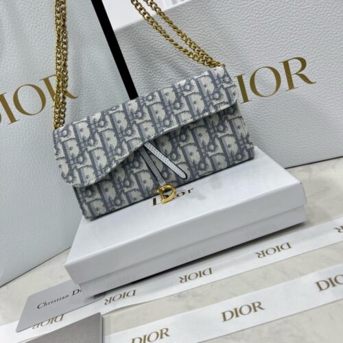【AT2655】Diorのカウンターと同期された、カウンター品質の最高級輸入牛革、海外での受注生産のキーホルダー金具、丁寧なオイル仕上げの技術。
