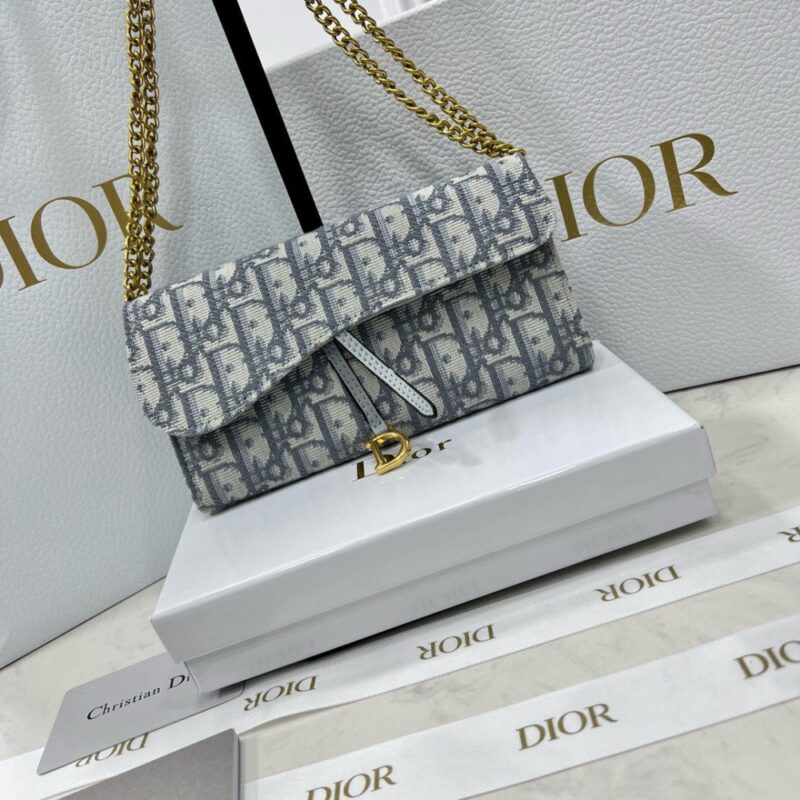 【AT2655】Diorのカウンターと同期された、カウンター品質の最高級輸入牛革、海外での受注生産のキーホルダー金具、丁寧なオイル仕上げの技術。
