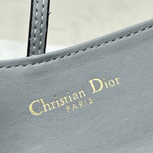 【AT2655】Diorのカウンターと同期された、カウンター品質の最高級輸入牛革、海外での受注生産のキーホルダー金具、丁寧なオイル仕上げの技術。