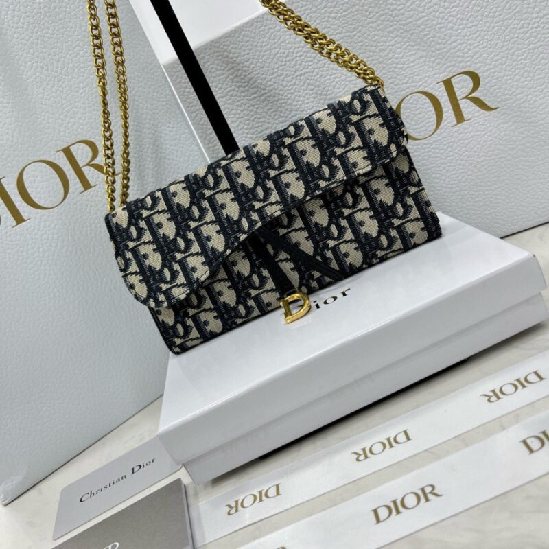 【AT2656】Diorカウンターと同期し、カウンター品質の最高級輸入牛革の海外製造キーホルダー金具、オイルエッジ職人技 術を背負う。
