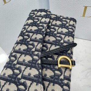 【AT2656】Diorカウンターと同期し、カウンター品質の最高級輸入牛革の海外製造キーホルダー金具、オイルエッジ職人技 術を背負う。