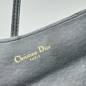 【AT2656】Diorカウンターと同期し、カウンター品質の最高級輸入牛革の海外製造キーホルダー金具、オイルエッジ職人技 術を背負う。