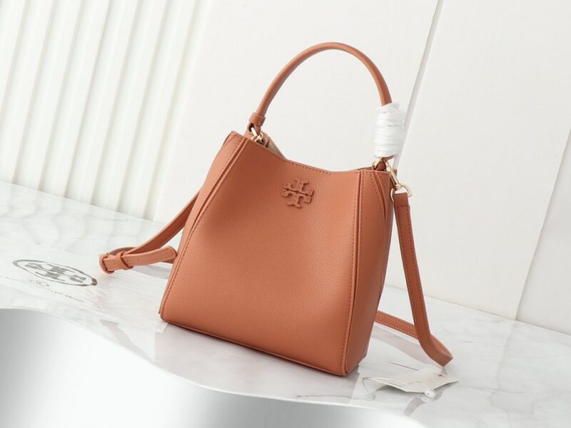 【AT2661】【フルグレインレザーコレクション】Tory Burchのmcgrawホーボーバッグは、新しいカジュアルバッグであり、容量も非常に適しているので、軽く持ち運ぶことができ、小さなアイテムを持ち出すことができます。