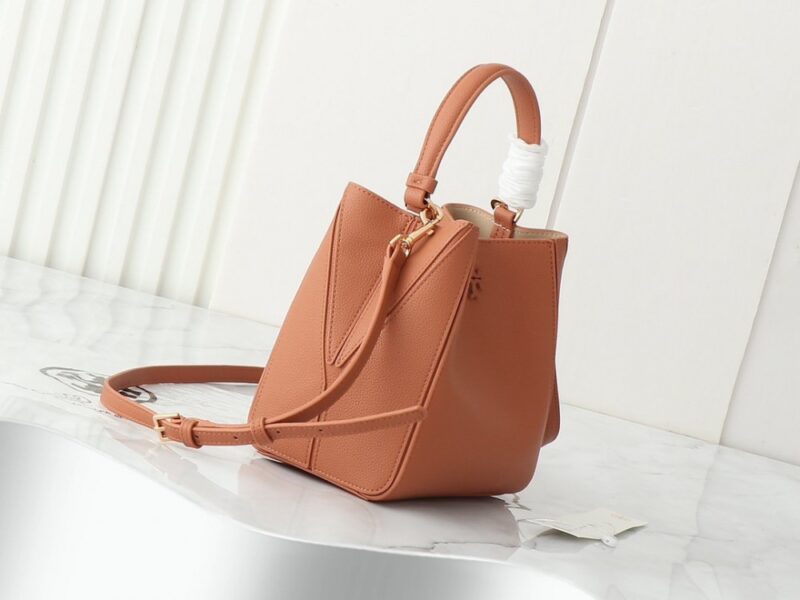 【AT2661】【フルグレインレザーコレクション】Tory Burchのmcgrawホーボーバッグは、新しいカジュアルバッグであり、容量も非常に適しているので、軽く持ち運ぶことができ、小さなアイテムを持ち出すことができます。