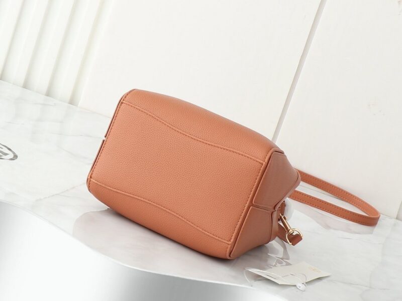 【AT2661】【フルグレインレザーコレクション】Tory Burchのmcgrawホーボーバッグは、新しいカジュアルバッグであり、容量も非常に適しているので、軽く持ち運ぶことができ、小さなアイテムを持ち出すことができます。