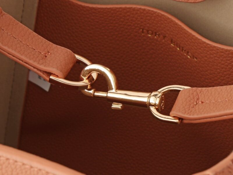 【AT2661】【フルグレインレザーコレクション】Tory Burchのmcgrawホーボーバッグは、新しいカジュアルバッグであり、容量も非常に適しているので、軽く持ち運ぶことができ、小さなアイテムを持ち出すことができます。