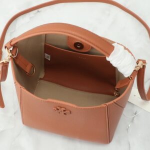 【AT2661】【フルグレインレザーコレクション】Tory Burchのmcgrawホーボーバッグは、新しいカジュアルバッグであり、容量も非常に適しているので、軽く持ち運ぶことができ、小さなアイテムを持ち出すことができます。