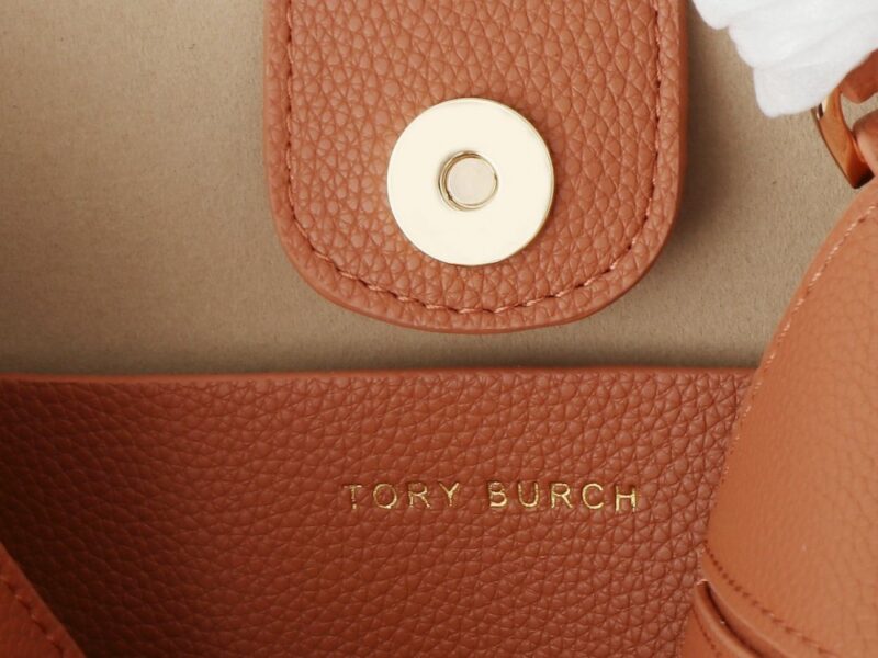 【AT2661】【フルグレインレザーコレクション】Tory Burchのmcgrawホーボーバッグは、新しいカジュアルバッグであり、容量も非常に適しているので、軽く持ち運ぶことができ、小さなアイテムを持ち出すことができます。