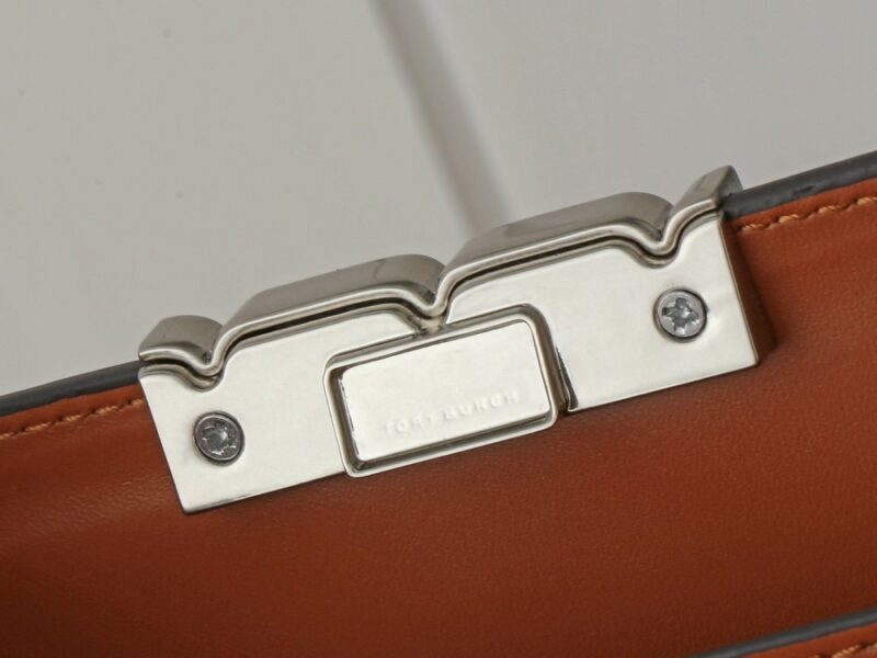 【AT2663】Tory Burchの新作eleanorレザーハンドバッグは、上質なスエードレザートリムが施されています