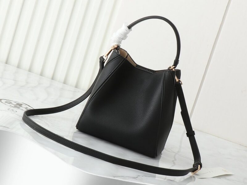 【AT2664】【フルグレインレザーシリーズ】Tory Burch mcgraw hoboの新作カジュアルバッグは、容量も非常に適しており、軽々持ち運ぶことができます。