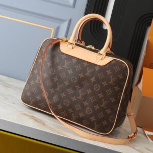 【AT2665】LV M47270 ボウリングバニティ旅行バッグは、化粧品を整頓してきちんと整理するために精巧で繊細なデザインが施されています。