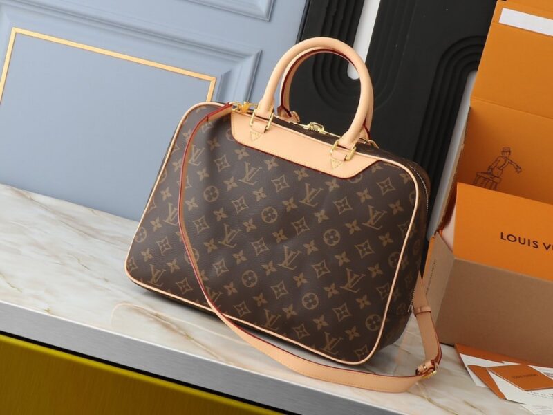 【AT2665】LV M47270 ボウリングバニティ旅行バッグは、化粧品を整頓してきちんと整理するために精巧で繊細なデザインが施されています。