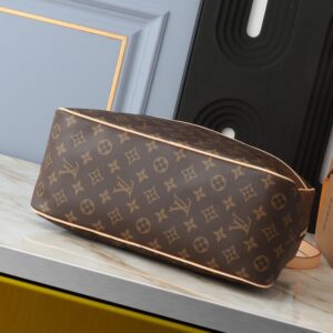 【AT2665】LV M47270 ボウリングバニティ旅行バッグは、化粧品を整頓してきちんと整理するために精巧で繊細なデザインが施されています。