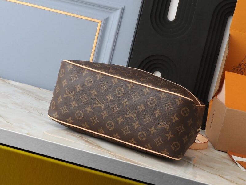 【AT2665】LV M47270 ボウリングバニティ旅行バッグは、化粧品を整頓してきちんと整理するために精巧で繊細なデザインが施されています。
