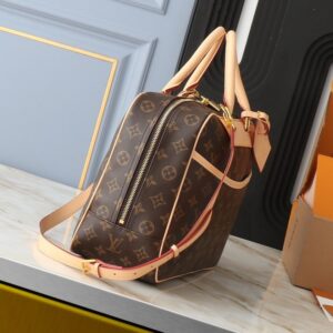 【AT2665】LV M47270 ボウリングバニティ旅行バッグは、化粧品を整頓してきちんと整理するために精巧で繊細なデザインが施されています。