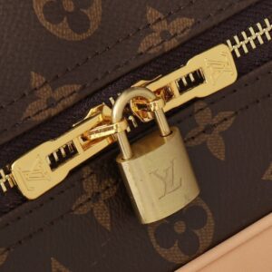 【AT2665】LV M47270 ボウリングバニティ旅行バッグは、化粧品を整頓してきちんと整理するために精巧で繊細なデザインが施されています。
