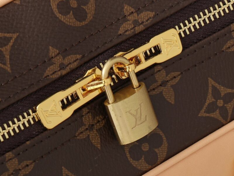 【AT2665】LV M47270 ボウリングバニティ旅行バッグは、化粧品を整頓してきちんと整理するために精巧で繊細なデザインが施されています。