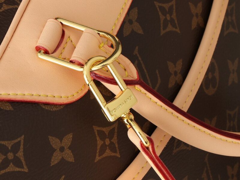 【AT2665】LV M47270 ボウリングバニティ旅行バッグは、化粧品を整頓してきちんと整理するために精巧で繊細なデザインが施されています。