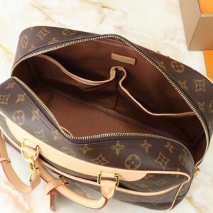 【AT2665】LV M47270 ボウリングバニティ旅行バッグは、化粧品を整頓してきちんと整理するために精巧で繊細なデザインが施されています。
