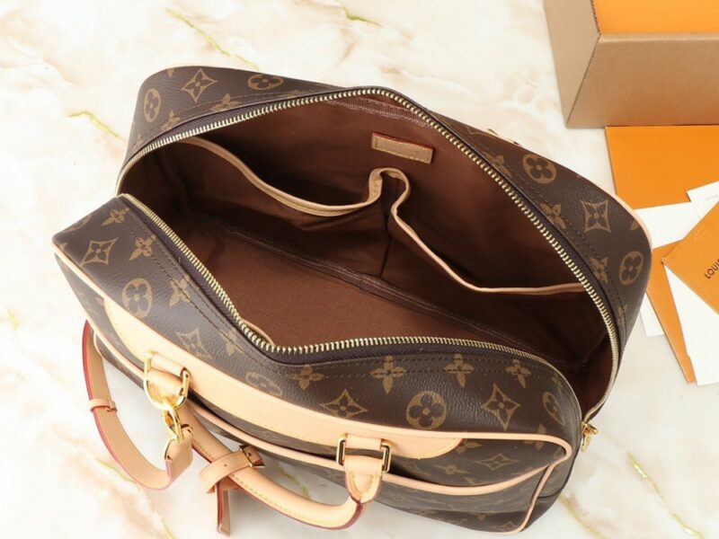【AT2665】LV M47270 ボウリングバニティ旅行バッグは、化粧品を整頓してきちんと整理するために精巧で繊細なデザインが施されています。