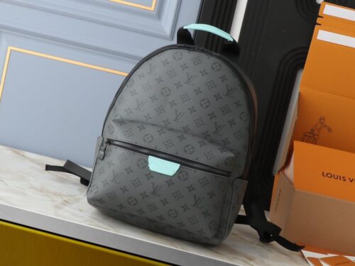 【AT2666】LV Louis Vuitton M11641 M46553 このDiscoveryバックパックは、深いMonogram Eclipse Reverseキャンバスを使用しており、レザーラベル、ジッパーエッジ、トップハンドルには明るい色調が施されています