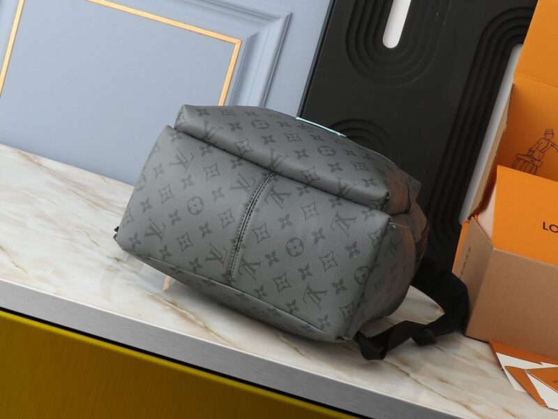 【AT2666】LV Louis Vuitton M11641 M46553 このDiscoveryバックパックは、深いMonogram Eclipse Reverseキャンバスを使用しており、レザーラベル、ジッパーエッジ、トップハンドルには明るい色調が施されています