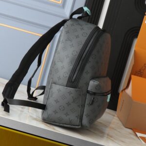 【AT2666】LV Louis Vuitton M11641 M46553 このDiscoveryバックパックは、深いMonogram Eclipse Reverseキャンバスを使用しており、レザーラベル、ジッパーエッジ、トップハンドルには明るい色調が施されています