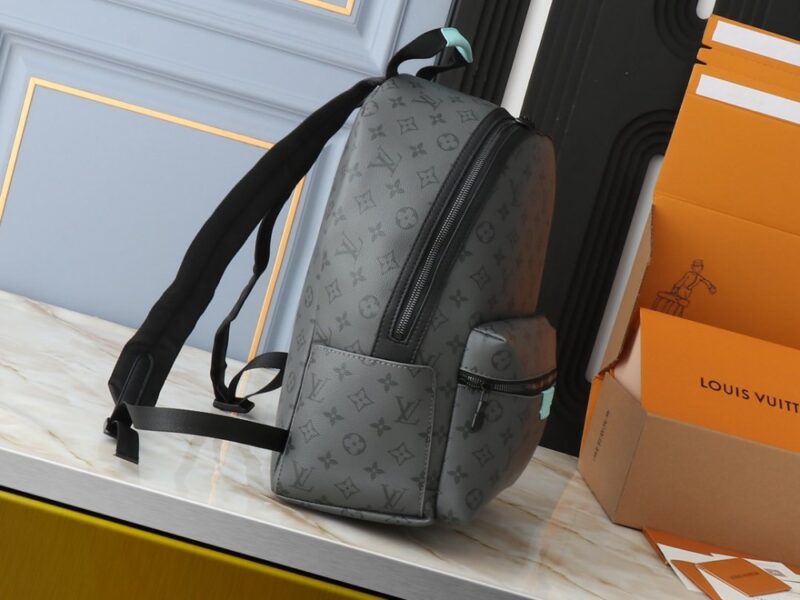 【AT2666】LV Louis Vuitton M11641 M46553 このDiscoveryバックパックは、深いMonogram Eclipse Reverseキャンバスを使用しており、レザーラベル、ジッパーエッジ、トップハンドルには明るい色調が施されています