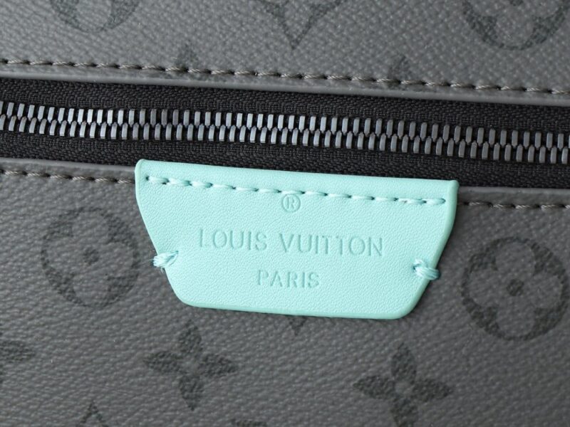 【AT2666】LV Louis Vuitton M11641 M46553 このDiscoveryバックパックは、深いMonogram Eclipse Reverseキャンバスを使用しており、レザーラベル、ジッパーエッジ、トップハンドルには明るい色調が施されています