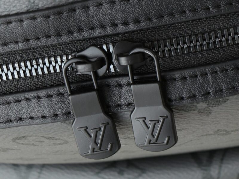 【AT2666】LV Louis Vuitton M11641 M46553 このDiscoveryバックパックは、深いMonogram Eclipse Reverseキャンバスを使用しており、レザーラベル、ジッパーエッジ、トップハンドルには明るい色調が施されています