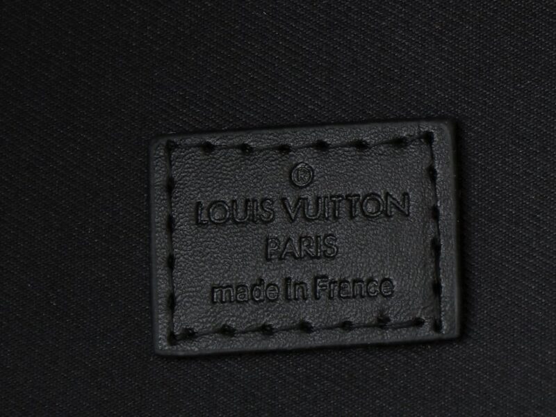 【AT2666】LV Louis Vuitton M11641 M46553 このDiscoveryバックパックは、深いMonogram Eclipse Reverseキャンバスを使用しており、レザーラベル、ジッパーエッジ、トップハンドルには明るい色調が施されています