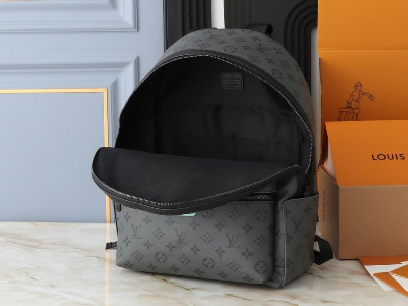 【AT2666】LV Louis Vuitton M11641 M46553 このDiscoveryバックパックは、深いMonogram Eclipse Reverseキャンバスを使用しており、レザーラベル、ジッパーエッジ、トップハンドルには明るい色調が施されています
