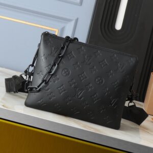 【AT2667】LV Louis Vuitton モノグラムエンボスフロッフィーラムスキンで作られたクッション形状のボディバッグは、シンプルなデザインに前衛的なスタイルを注入しています。肩にかけることも、チェーンストラップを使ってクラッチとしても、また脇に持っていくこともできます。