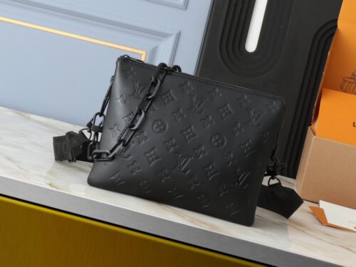【AT2667】LV Louis Vuitton モノグラムエンボスフロッフィーラムスキンで作られたクッション形状のボディバッグは、シンプルなデザインに前衛的なスタイルを注入しています。肩にかけることも、チェーンストラップを使ってクラッチとしても、また脇に持っていくこともできます。