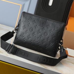 【AT2667】LV Louis Vuitton モノグラムエンボスフロッフィーラムスキンで作られたクッション形状のボディバッグは、シンプルなデザインに前衛的なスタイルを注入しています。肩にかけることも、チェーンストラップを使ってクラッチとしても、また脇に持っていくこともできます。