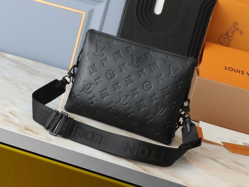 【AT2667】LV Louis Vuitton モノグラムエンボスフロッフィーラムスキンで作られたクッション形状のボディバッグは、シンプルなデザインに前衛的なスタイルを注入しています。肩にかけることも、チェーンストラップを使ってクラッチとしても、また脇に持っていくこともできます。