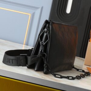 【AT2667】LV Louis Vuitton モノグラムエンボスフロッフィーラムスキンで作られたクッション形状のボディバッグは、シンプルなデザインに前衛的なスタイルを注入しています。肩にかけることも、チェーンストラップを使ってクラッチとしても、また脇に持っていくこともできます。