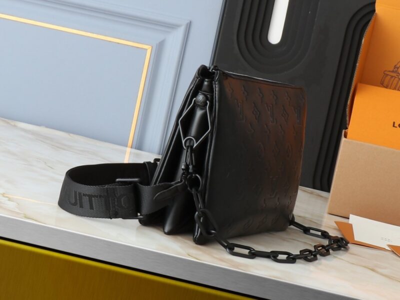 【AT2667】LV Louis Vuitton モノグラムエンボスフロッフィーラムスキンで作られたクッション形状のボディバッグは、シンプルなデザインに前衛的なスタイルを注入しています。肩にかけることも、チェーンストラップを使ってクラッチとしても、また脇に持っていくこともできます。