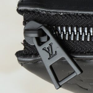 【AT2667】LV Louis Vuitton モノグラムエンボスフロッフィーラムスキンで作られたクッション形状のボディバッグは、シンプルなデザインに前衛的なスタイルを注入しています。肩にかけることも、チェーンストラップを使ってクラッチとしても、また脇に持っていくこともできます。