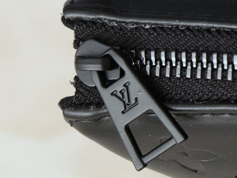 【AT2667】LV Louis Vuitton モノグラムエンボスフロッフィーラムスキンで作られたクッション形状のボディバッグは、シンプルなデザインに前衛的なスタイルを注入しています。肩にかけることも、チェーンストラップを使ってクラッチとしても、また脇に持っていくこともできます。