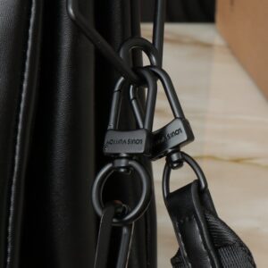 【AT2667】LV Louis Vuitton モノグラムエンボスフロッフィーラムスキンで作られたクッション形状のボディバッグは、シンプルなデザインに前衛的なスタイルを注入しています。肩にかけることも、チェーンストラップを使ってクラッチとしても、また脇に持っていくこともできます。